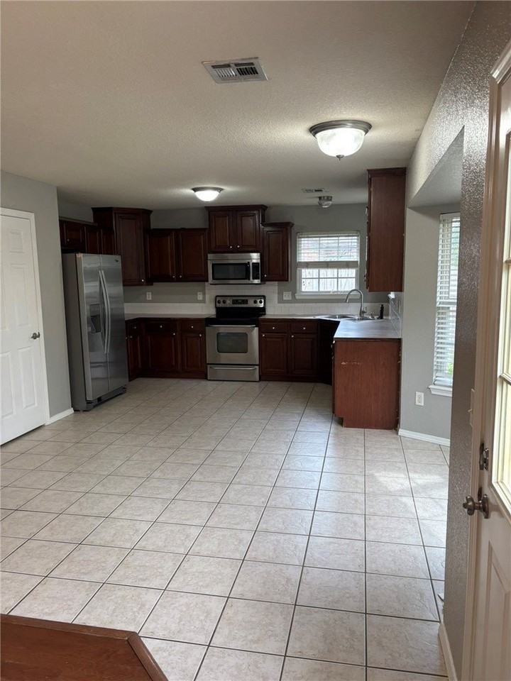 2401 Sw 20th St - Photo 5 of 14