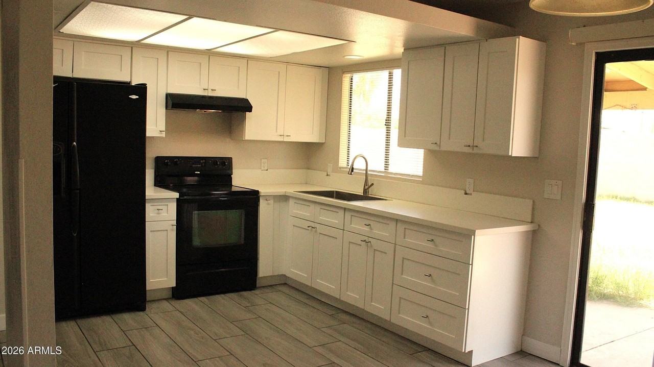 5425 N 74th Dr - Photo 5 of 19
