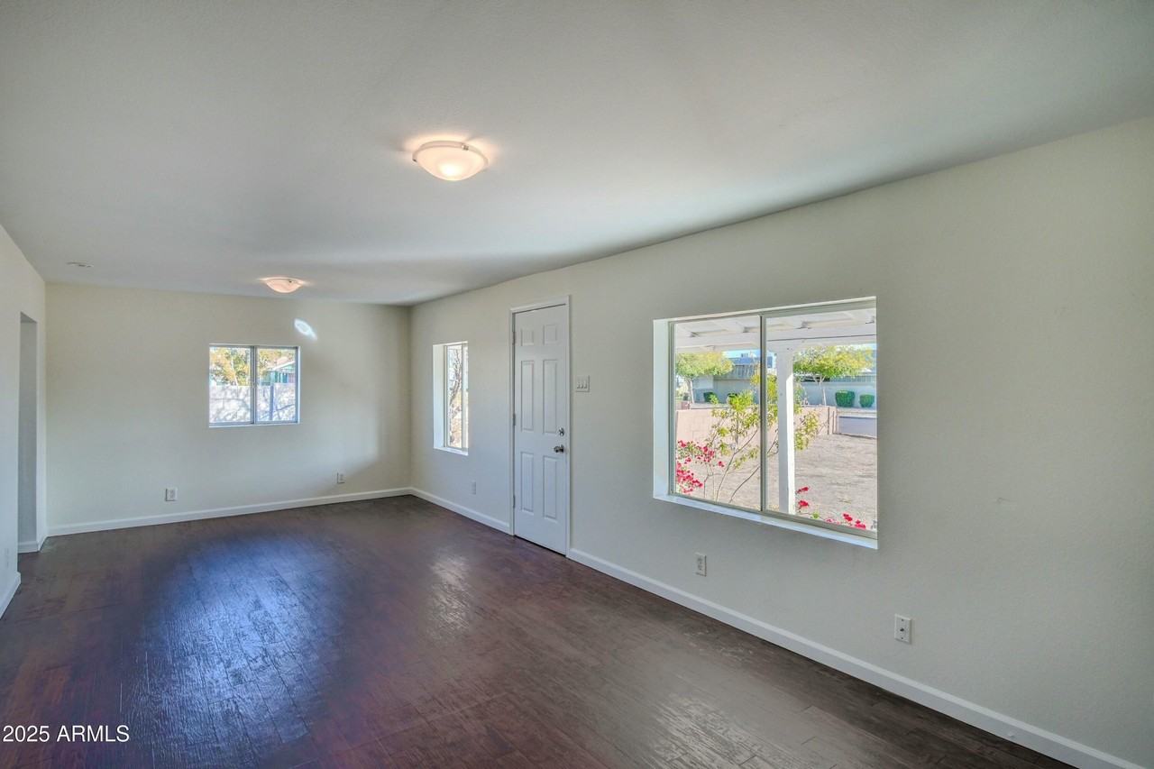 4712 N 21st Ave - Photo 4 of 17