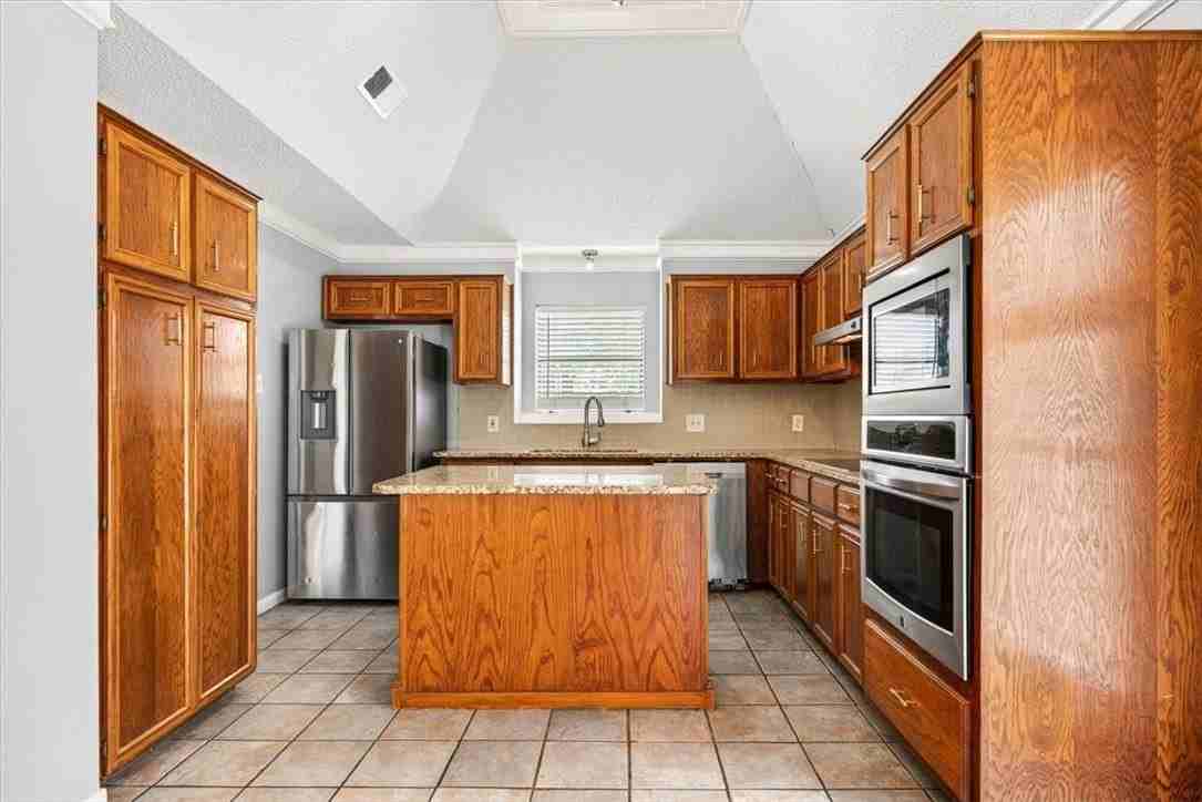 6709 Whitewing Dr - Photo 3 of 40