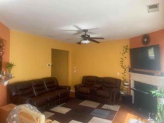1575 Faircrest Ln - Photo 4 of 24