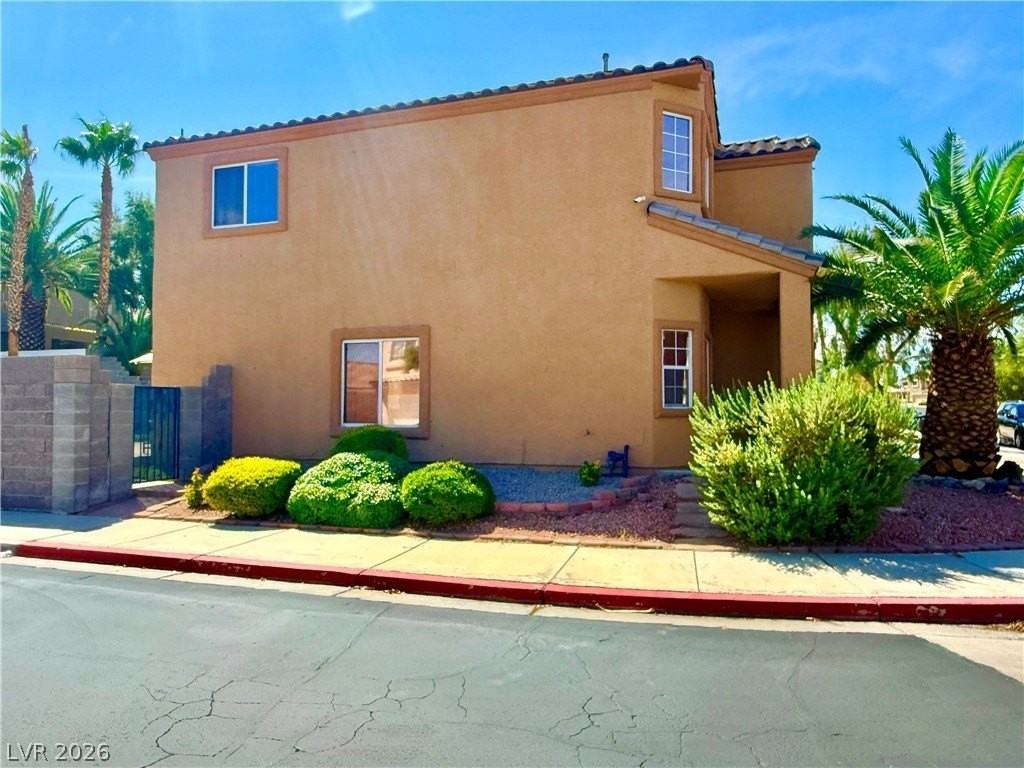 1212 Diamond Valley St - Photo 2 of 36