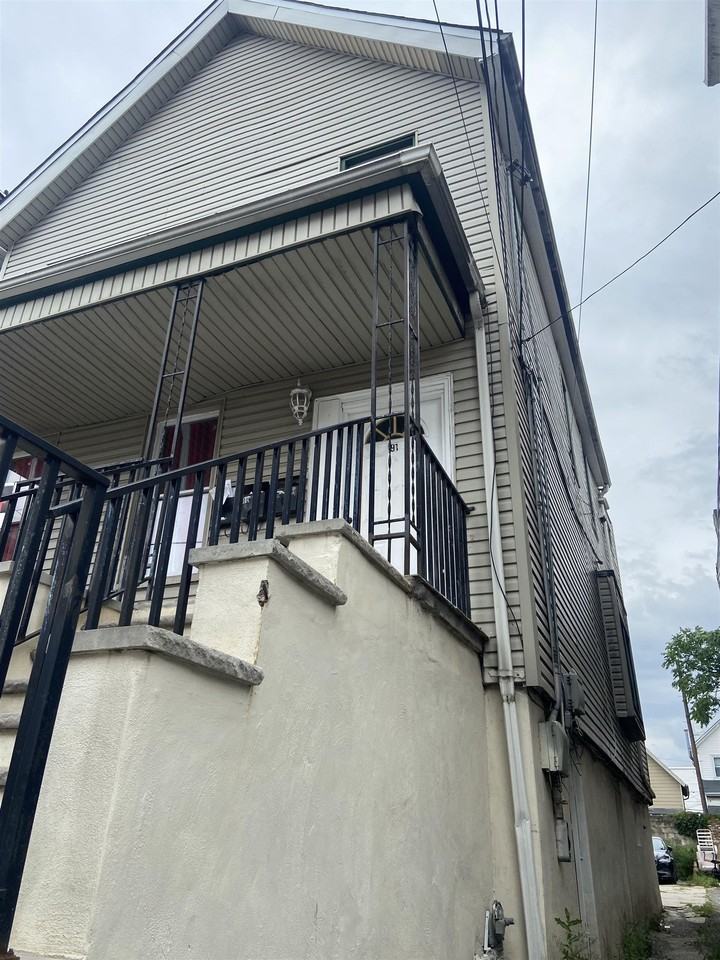 191 Danforth Ave #1
