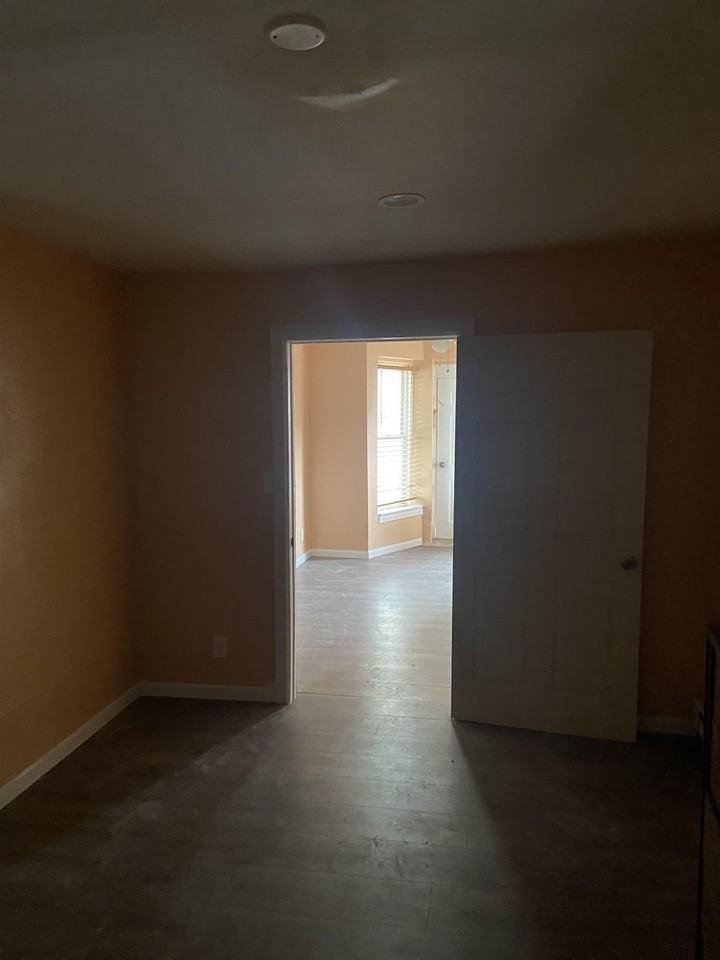 191 Danforth Ave #1 - Photo 5 of 6