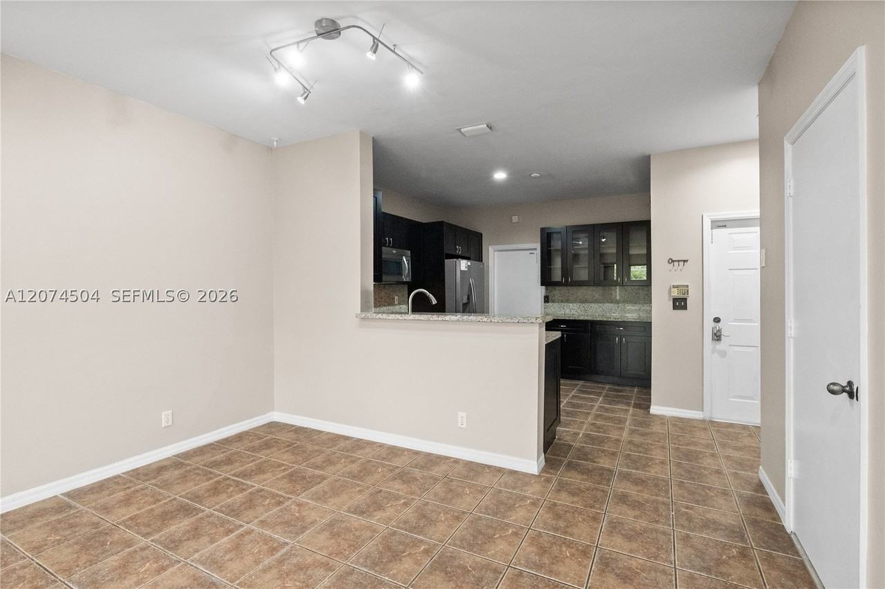 2082 Madeira Dr #2082 - Photo 4 of 25