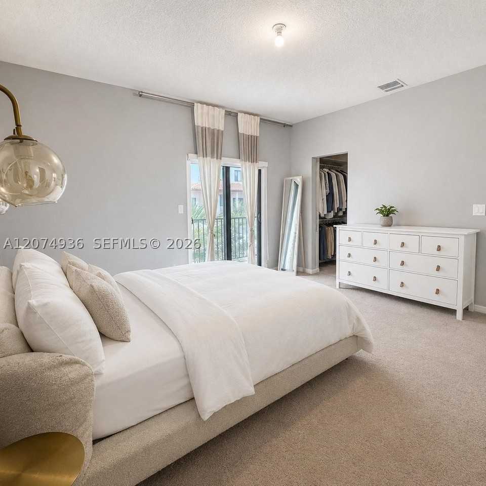4619 Nw 84th Ave - Photo 5 of 14