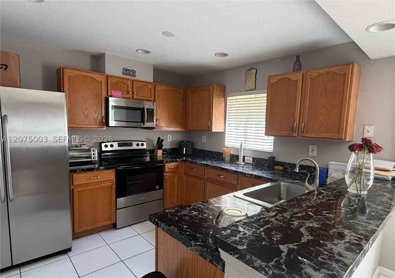 2403 Sw 106th Ave - Photo 2 of 13