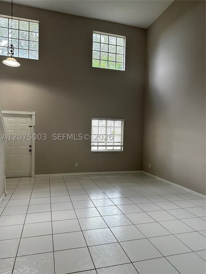 2403 Sw 106th Ave - Photo 4 of 13