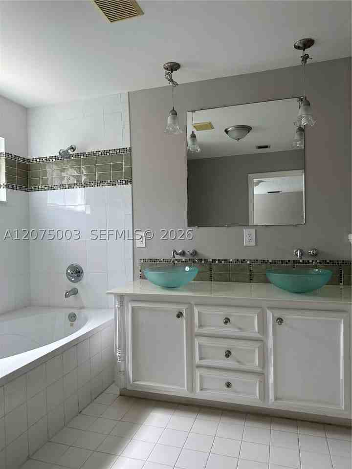 2403 Sw 106th Ave - Photo 7 of 13