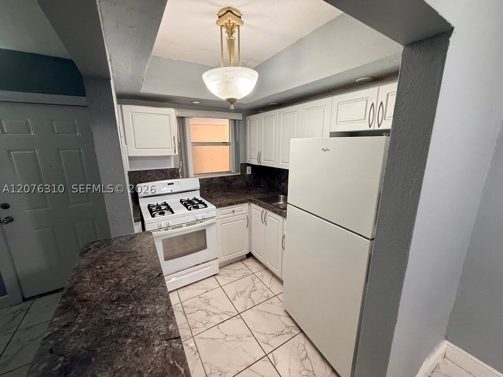 350 E 21st St #108 - Photo 3 of 4