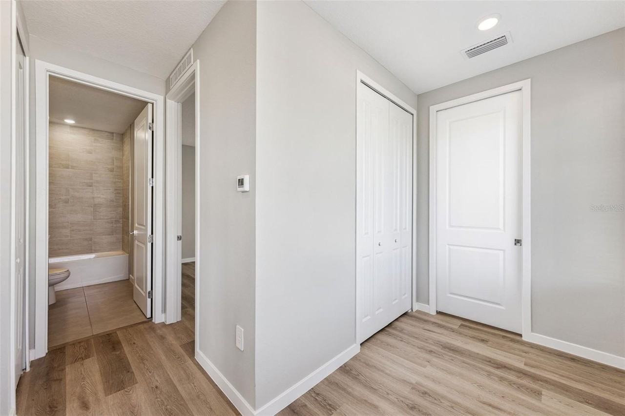 544 N Bumby Ave #5 - Photo 3 of 26