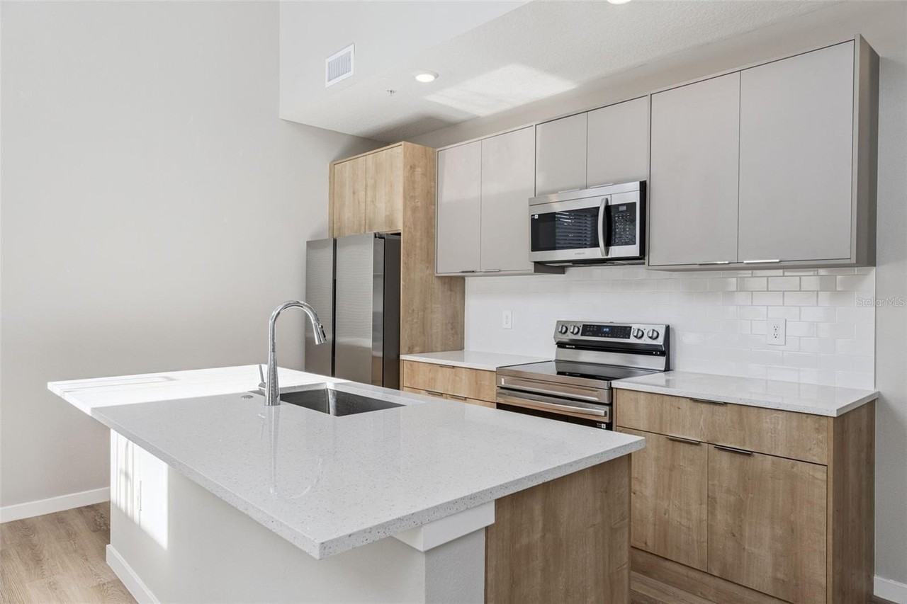 544 N Bumby Ave #5 - Photo 4 of 26