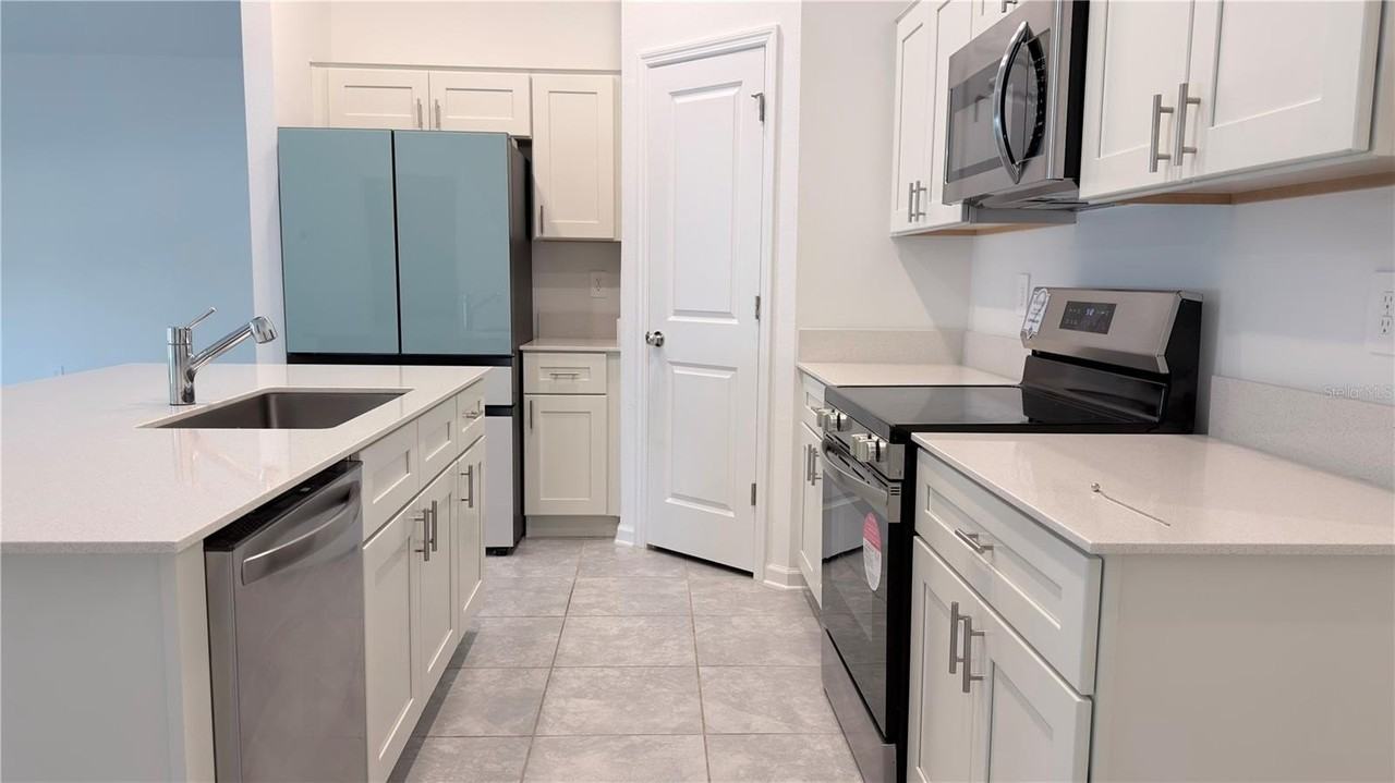 1129 Deepwater Cir - Photo 5 of 36
