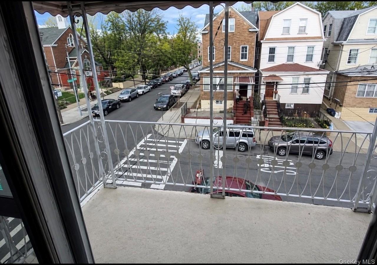 4304 72nd St - Photo 3 of 10