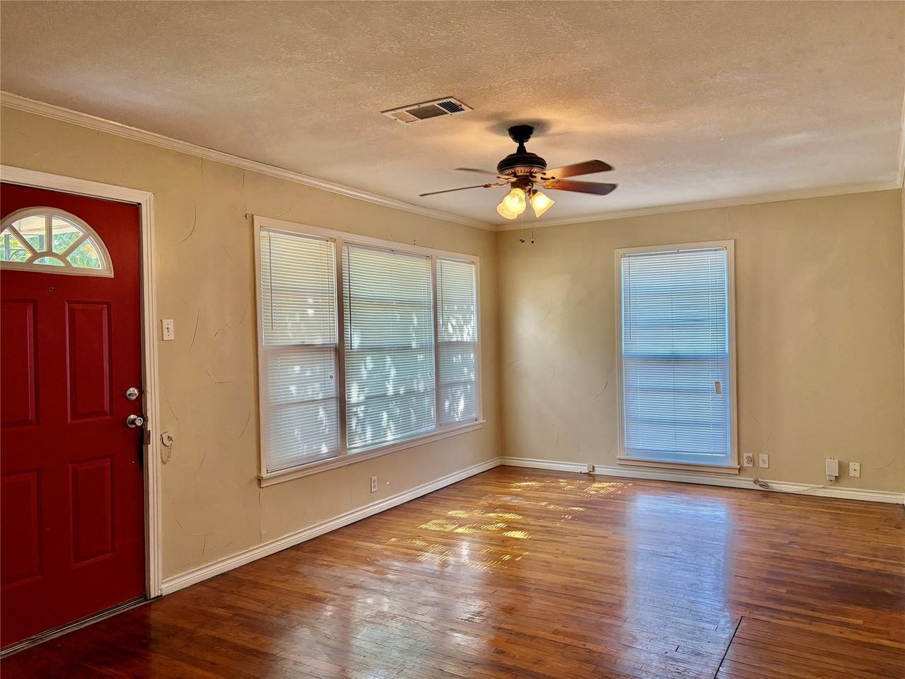 2225 N Shannon St - Photo 2 of 16