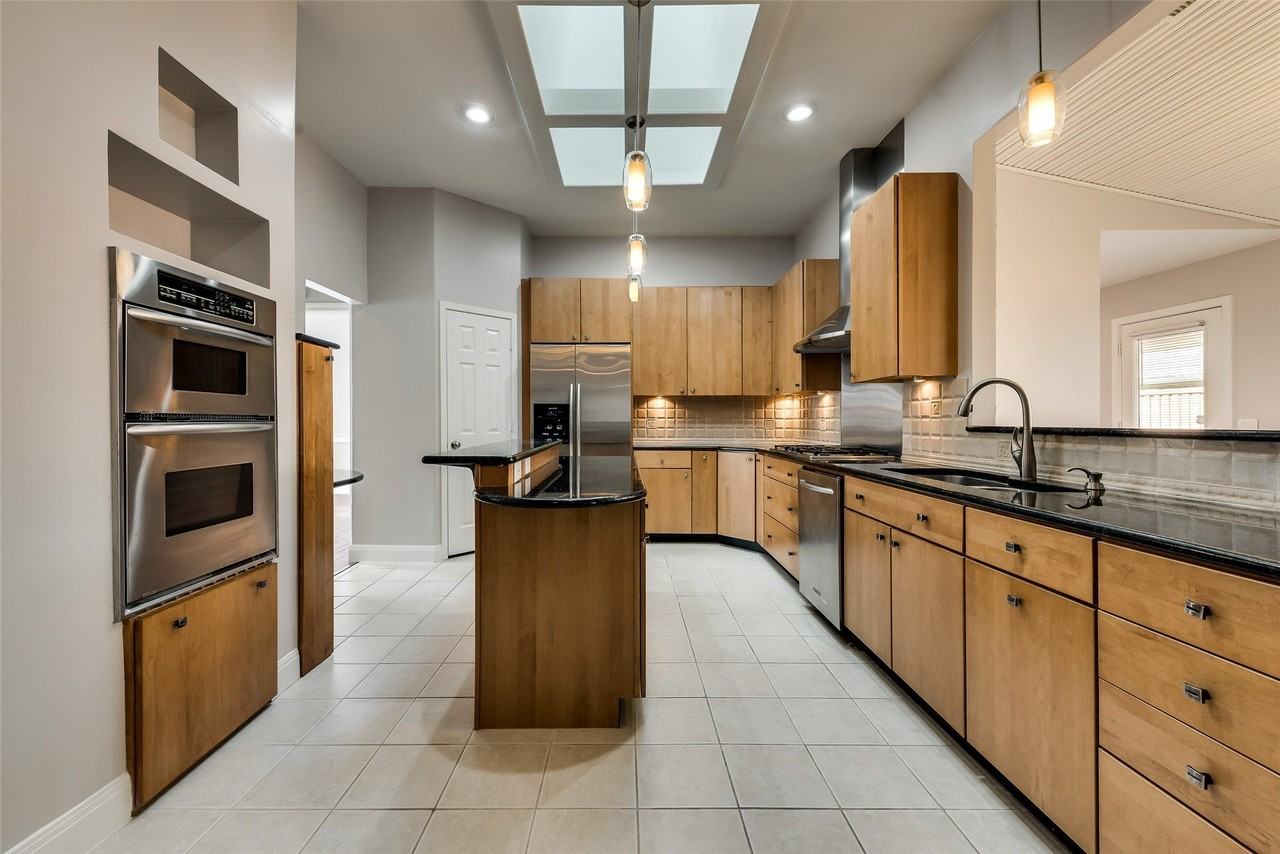 2204 Valcourt Dr - Photo 6 of 35