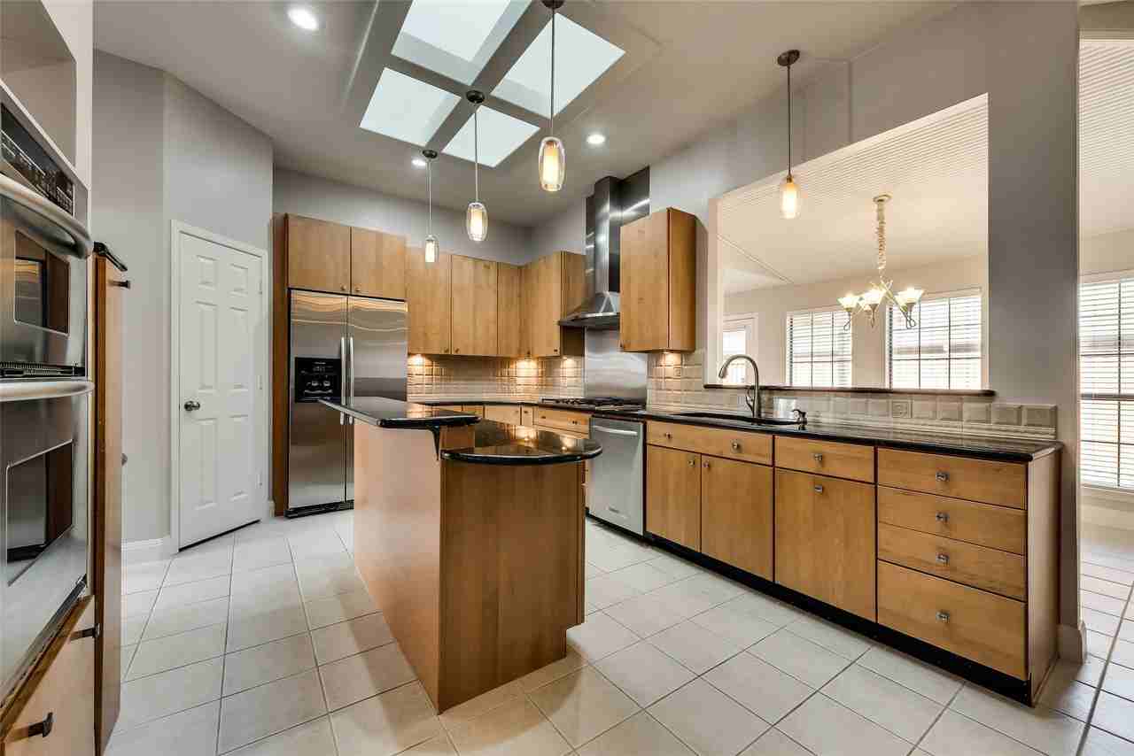 2204 Valcourt Dr - Photo 7 of 35