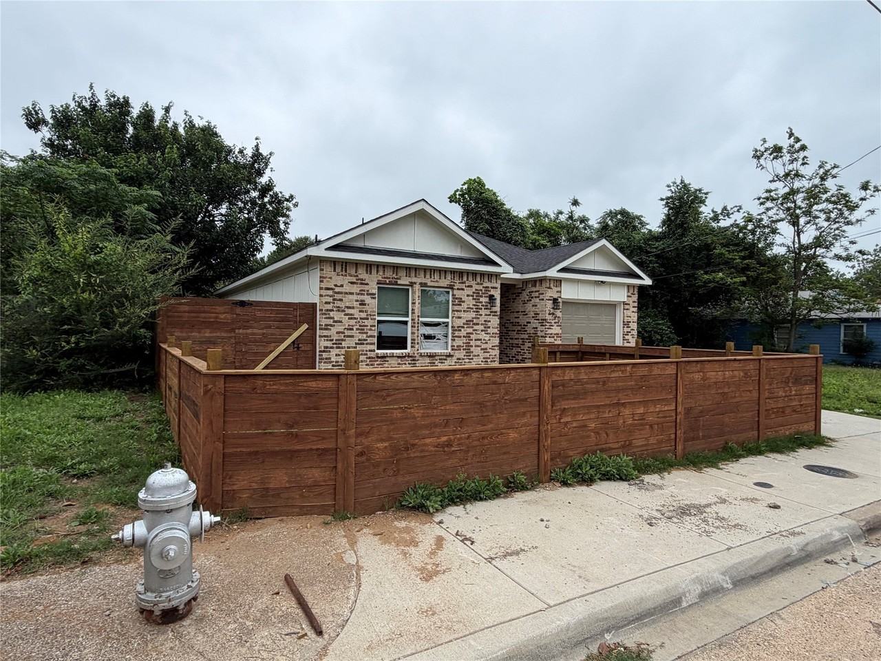 2720 Morning Ave - Photo 2 of 8