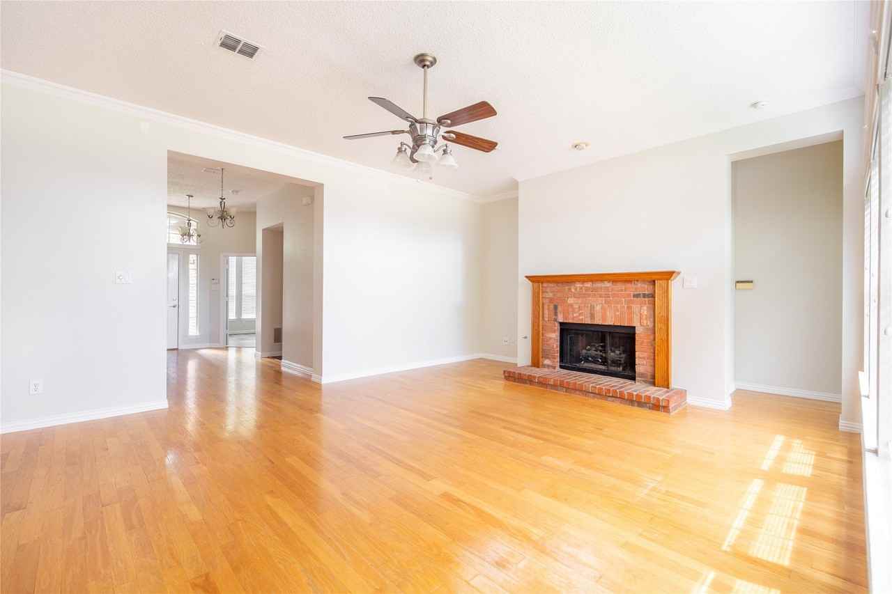 11301 New Orleans Dr - Photo 3 of 28