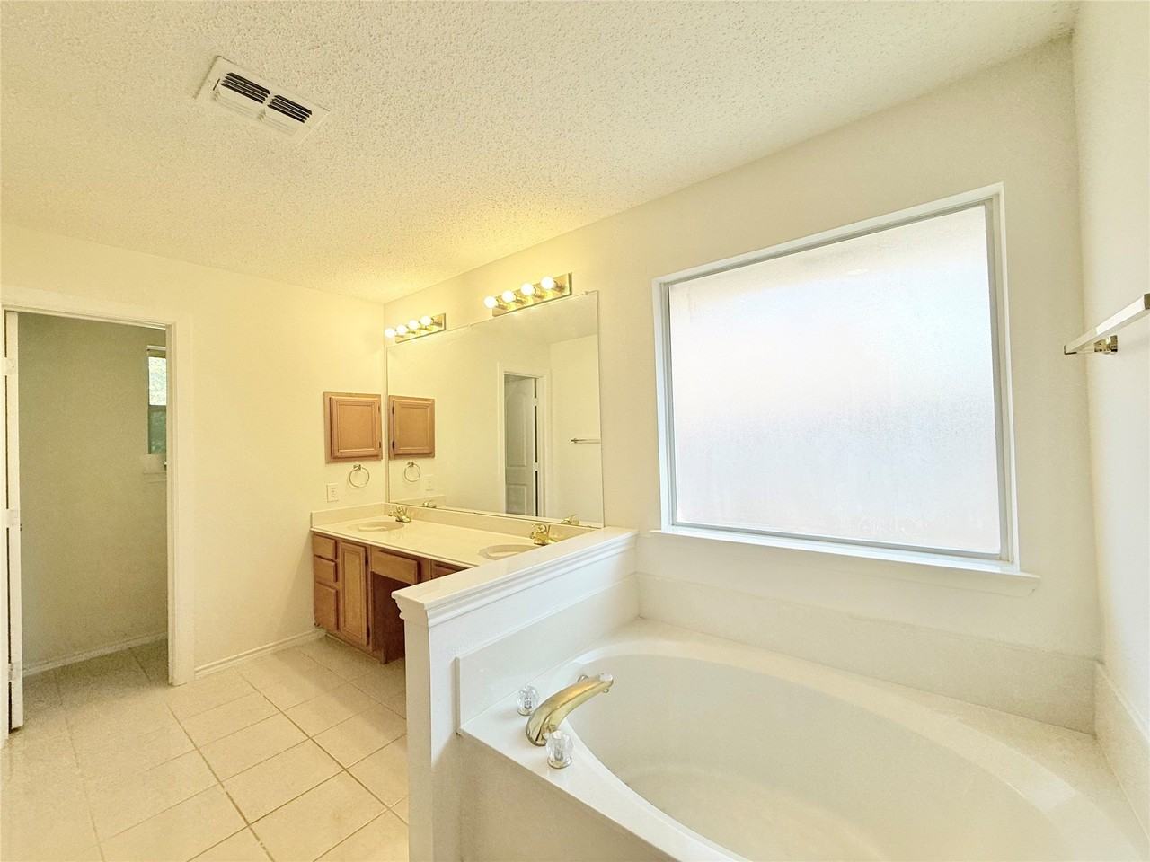 4512 Queenswood Dr - Photo 3 of 19