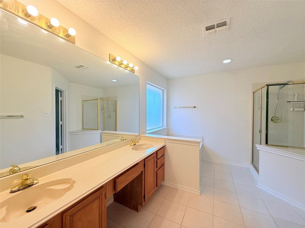 4512 Queenswood Dr - Photo 5 of 19