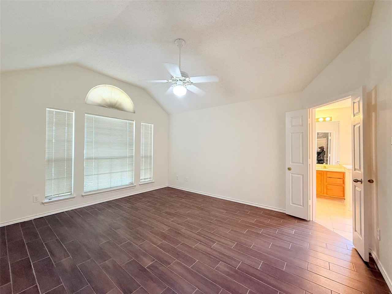 4512 Queenswood Dr - Photo 7 of 19