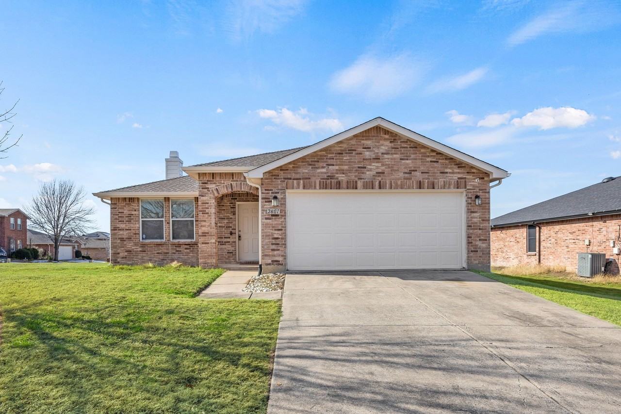 2601 Shorewood Dr - Photo 2 of 25