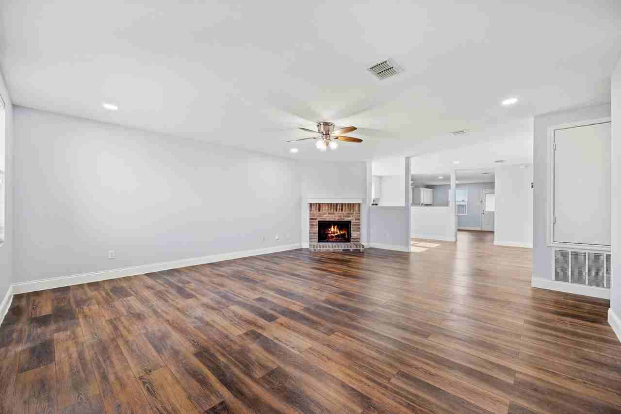 2601 Shorewood Dr - Photo 3 of 25