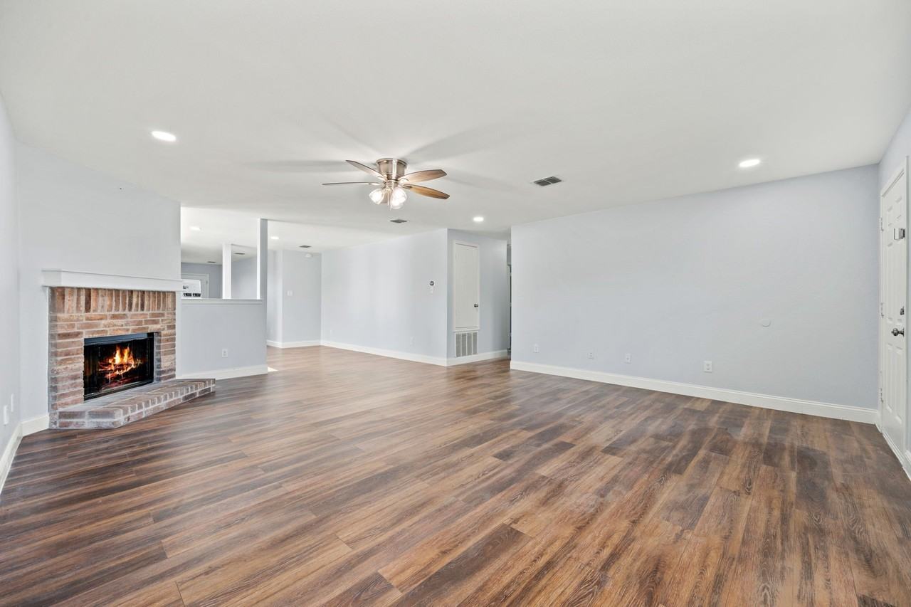 2601 Shorewood Dr - Photo 4 of 25