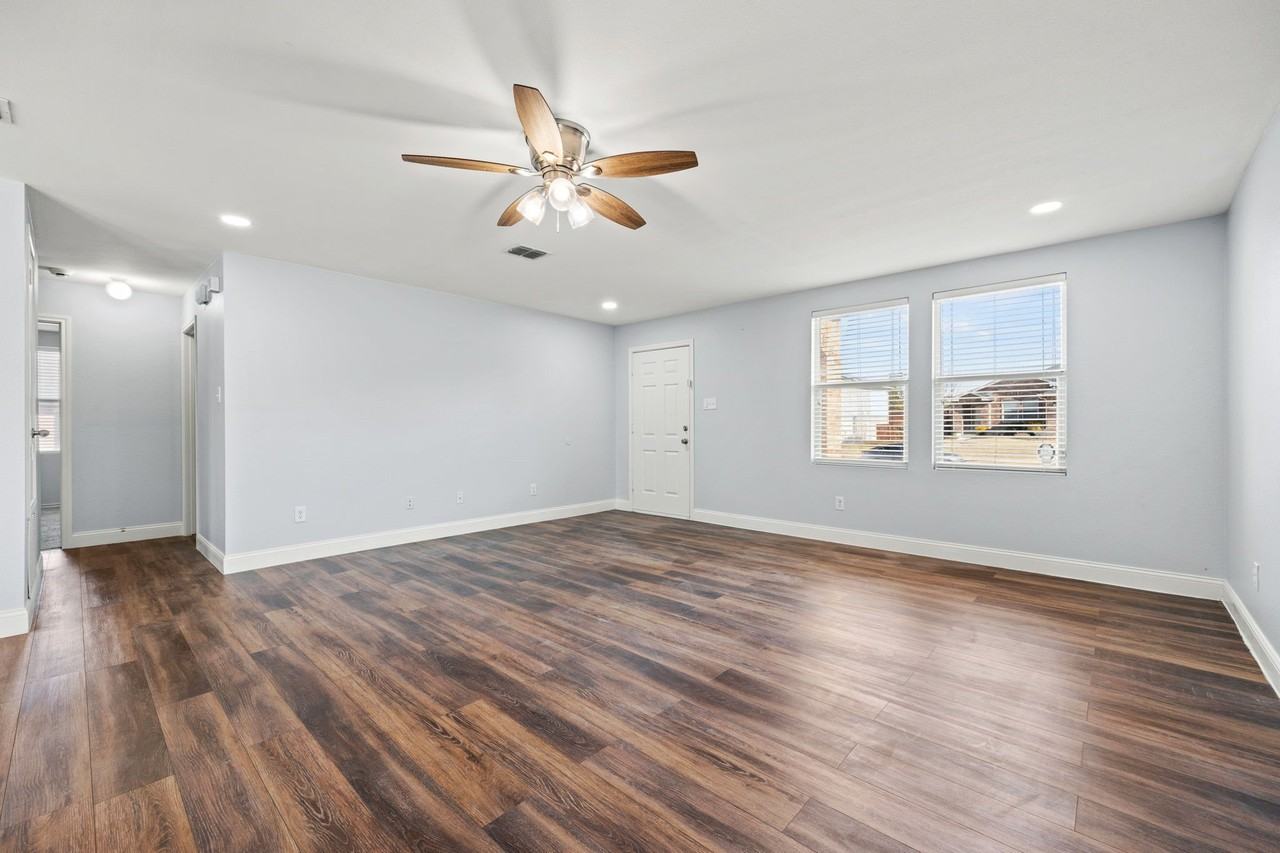 2601 Shorewood Dr - Photo 5 of 25