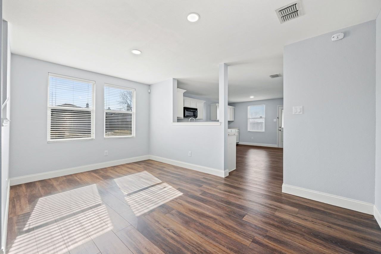 2601 Shorewood Dr - Photo 6 of 25