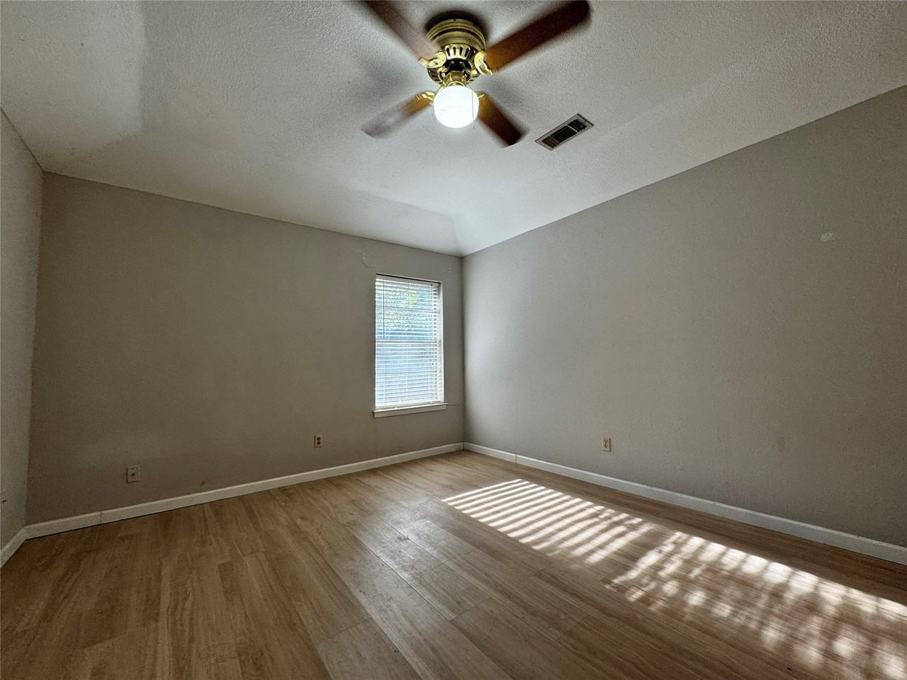 1505 Bellaire Dr - Photo 4 of 18