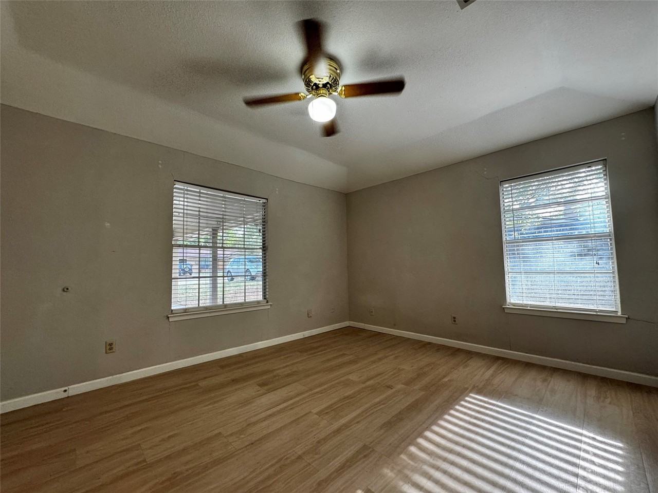 1505 Bellaire Dr - Photo 5 of 18