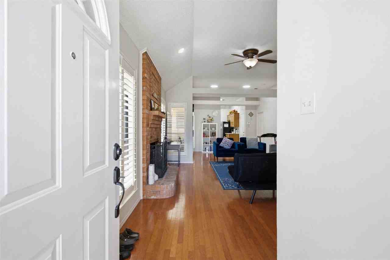 923 Newport Dr - Photo 3 of 18