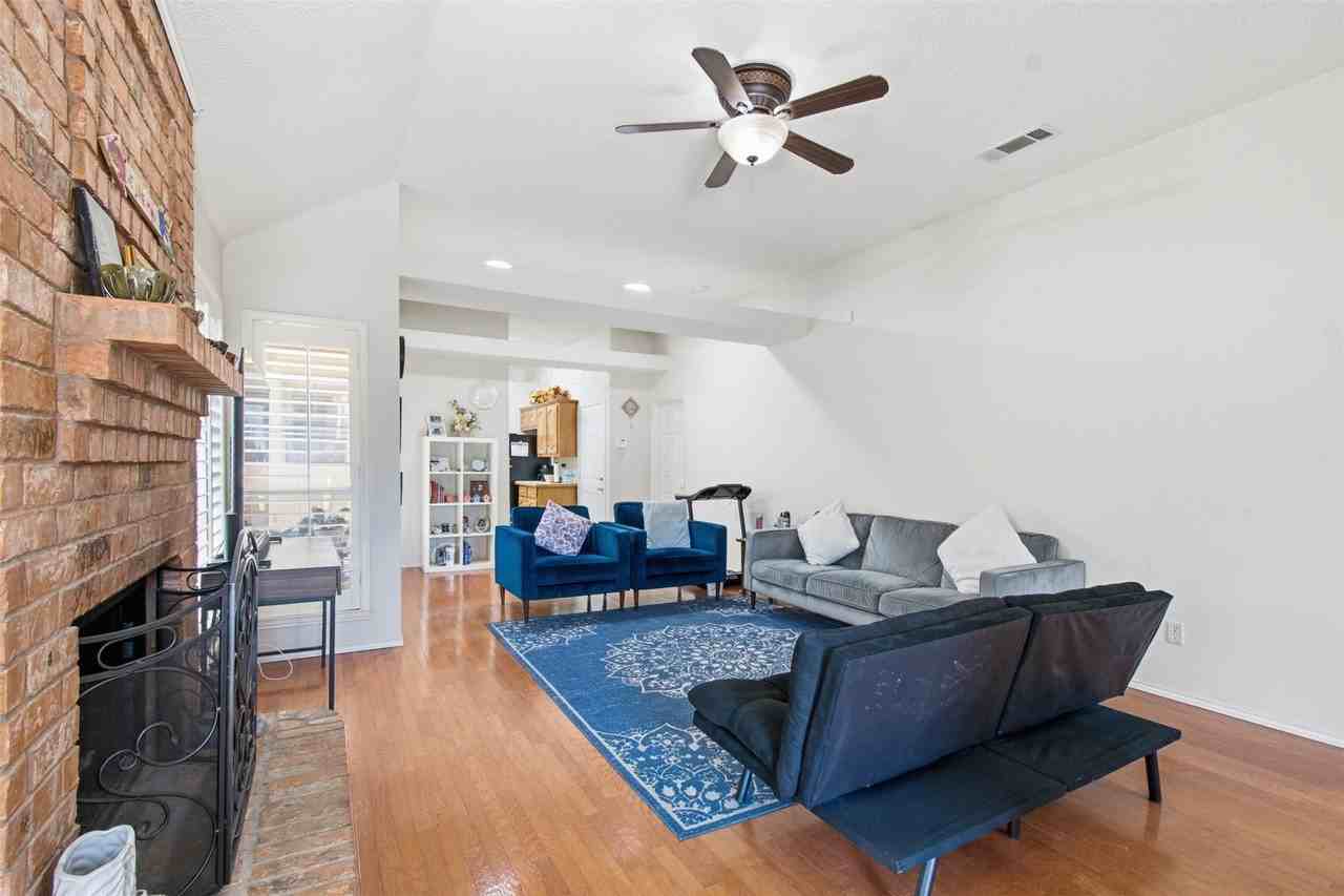 923 Newport Dr - Photo 4 of 18