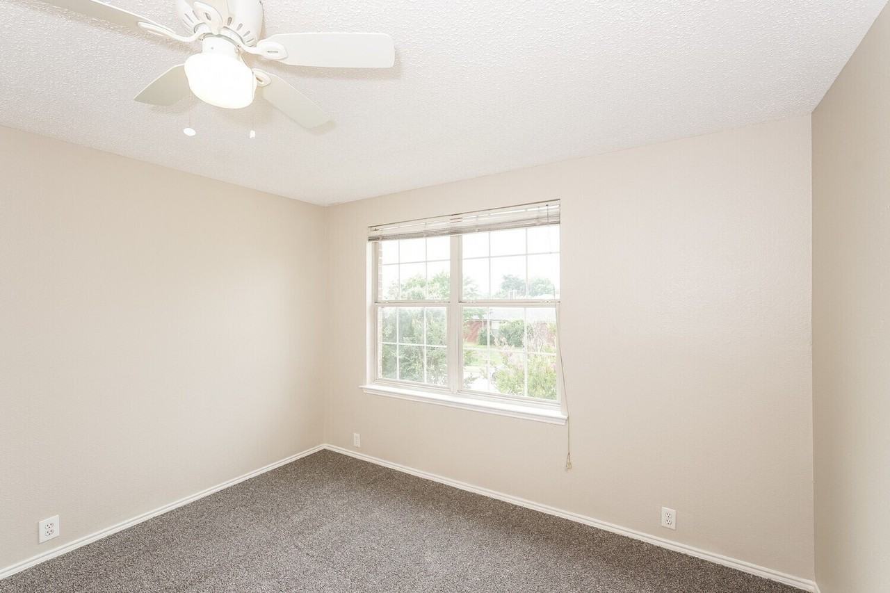 407 Harvard Dr - Photo 3 of 15