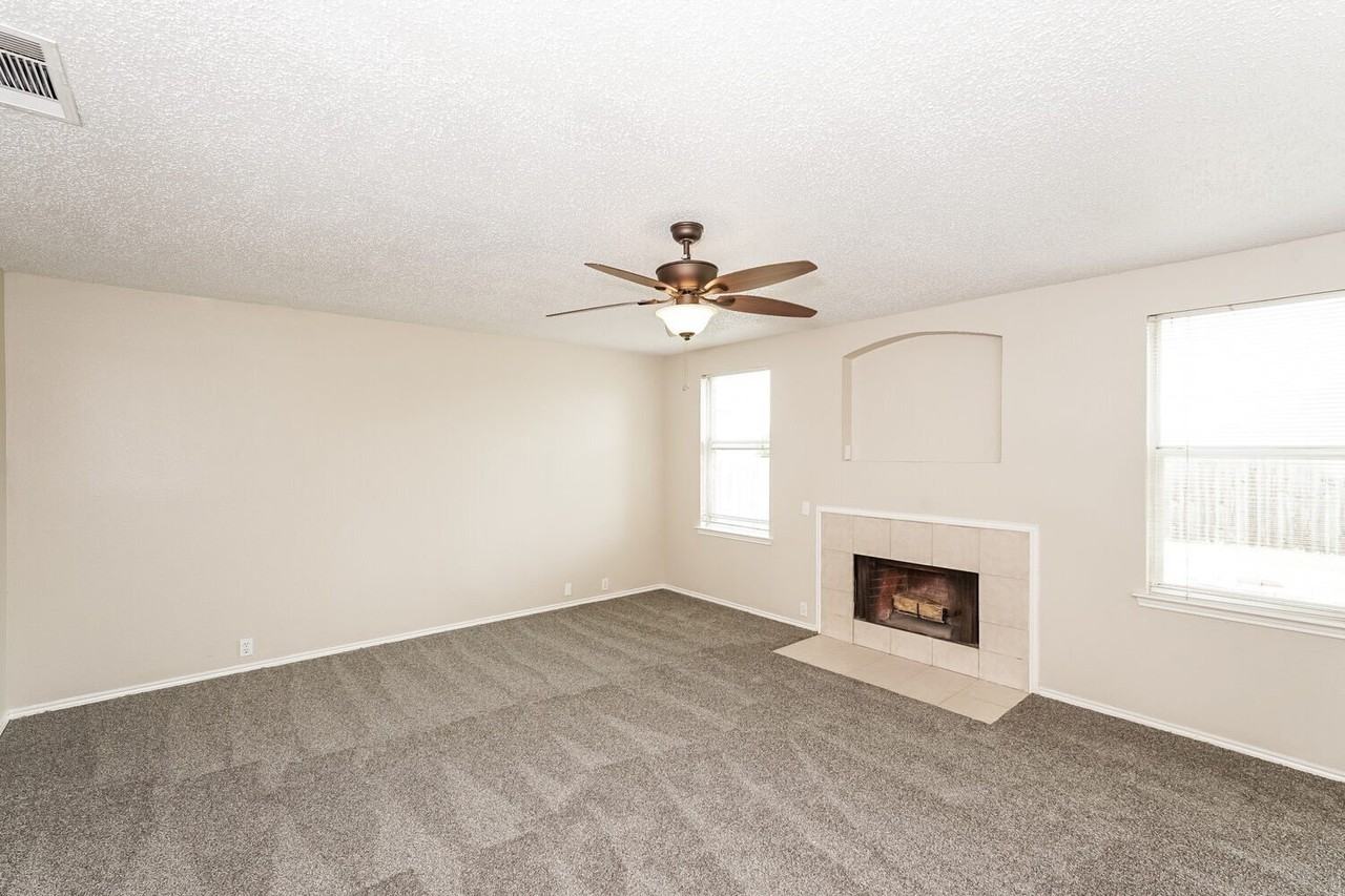 407 Harvard Dr - Photo 4 of 15