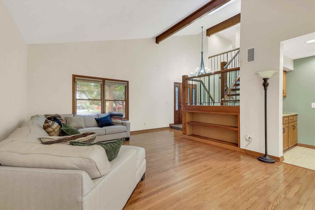 15735 Covewood Cir - Photo 6 of 40
