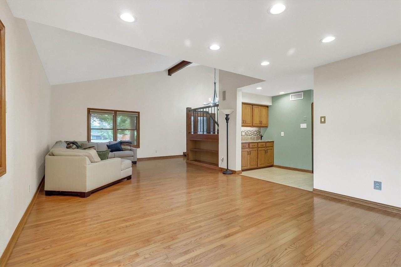 15735 Covewood Cir - Photo 7 of 40