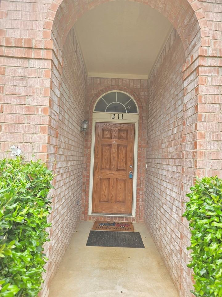 211 Crepe Myrtle Dr - Photo 2 of 35