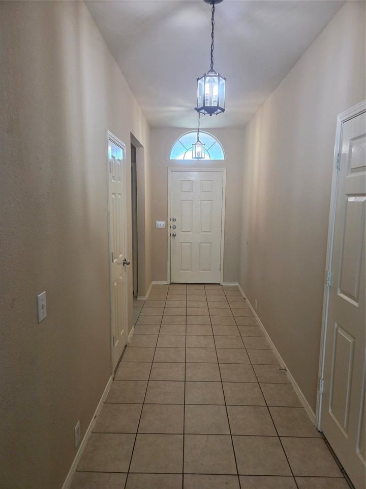 211 Crepe Myrtle Dr - Photo 3 of 35