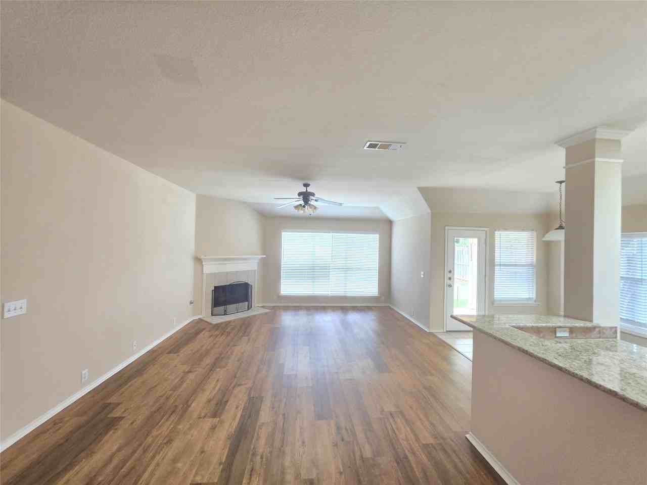 211 Crepe Myrtle Dr - Photo 4 of 35