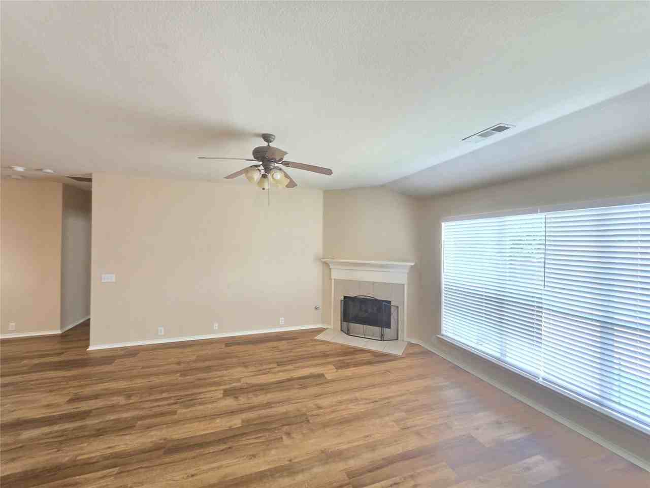 211 Crepe Myrtle Dr - Photo 5 of 35