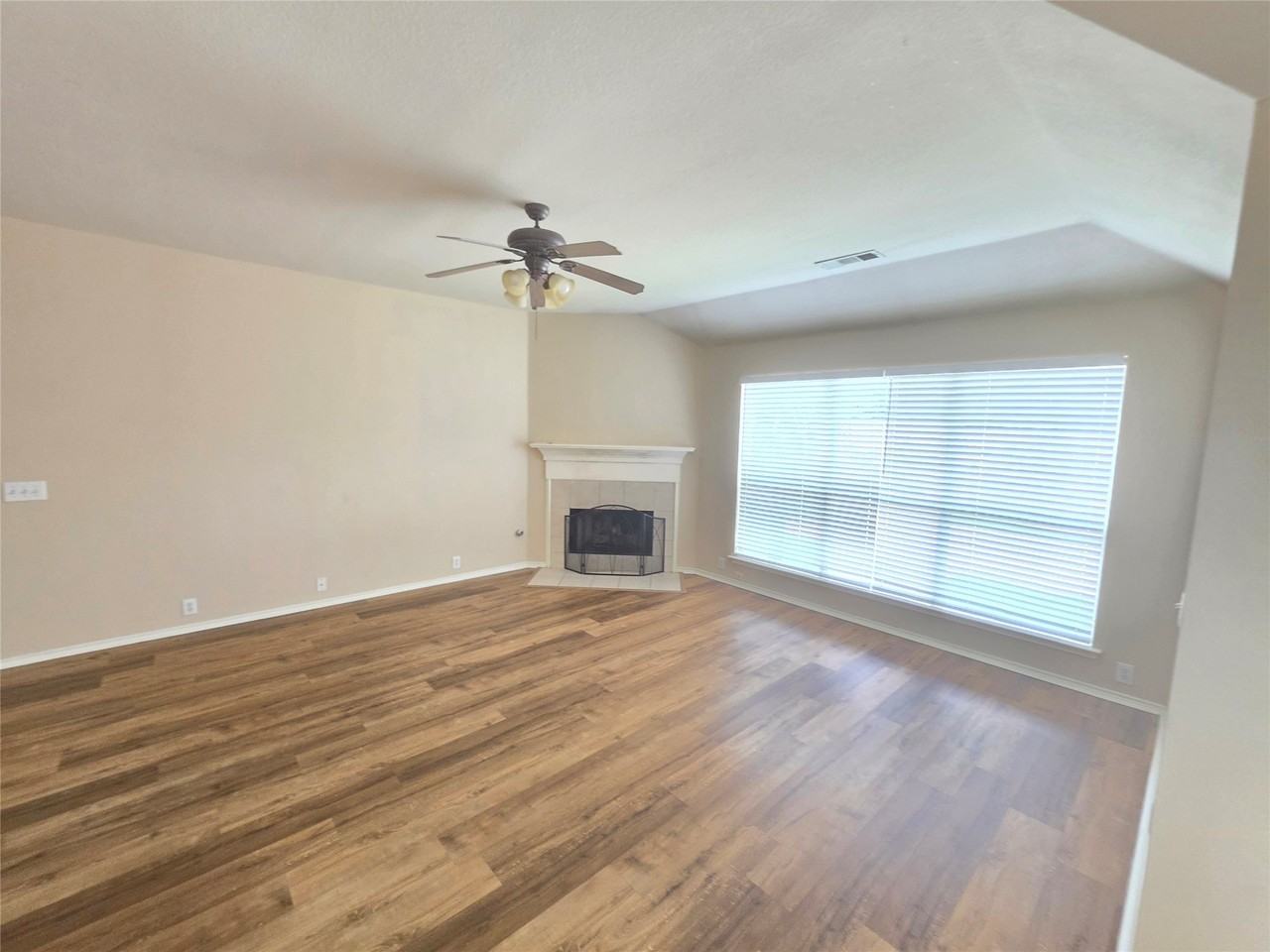 211 Crepe Myrtle Dr - Photo 6 of 35