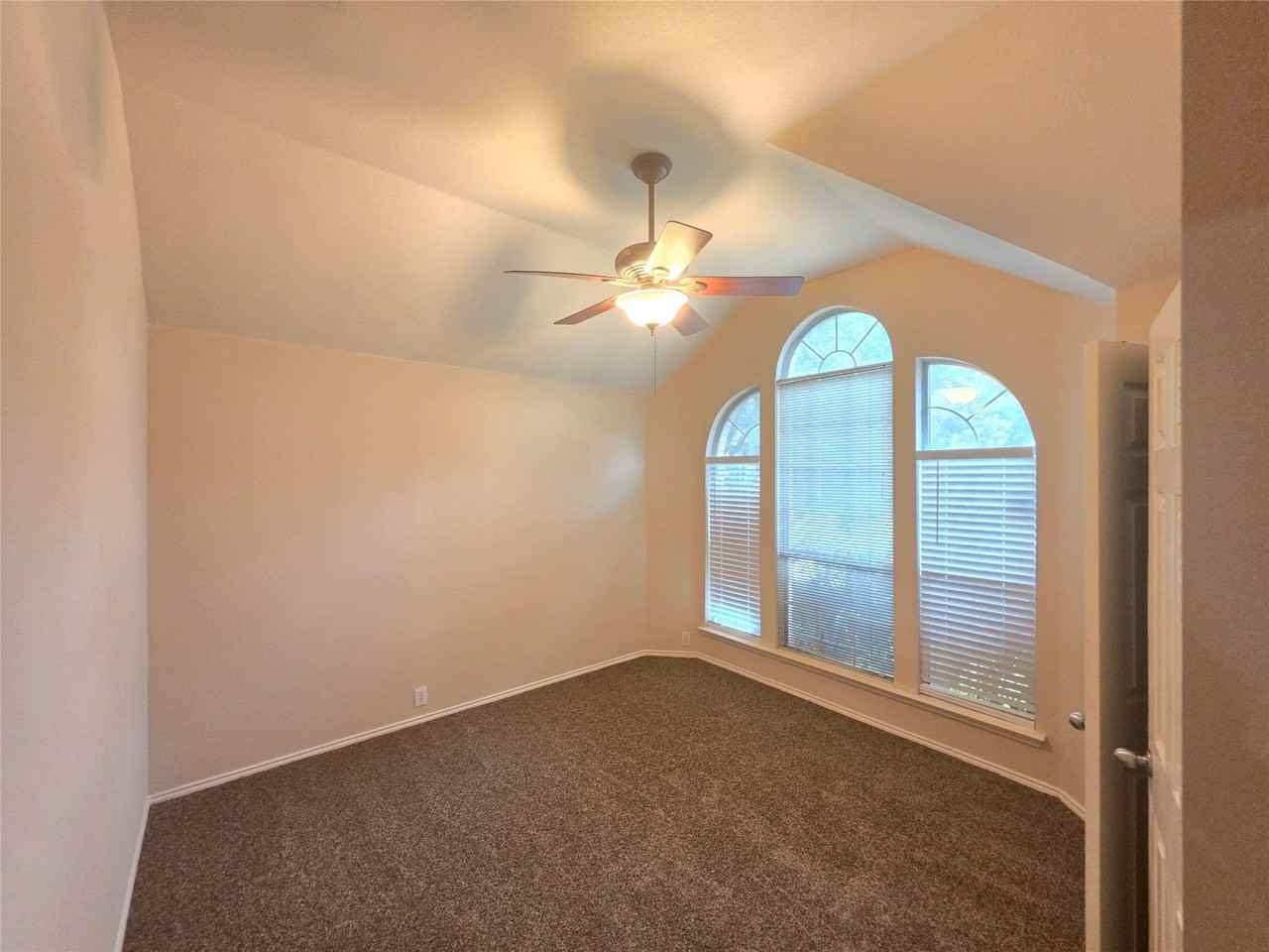 211 Crepe Myrtle Dr - Photo 7 of 35