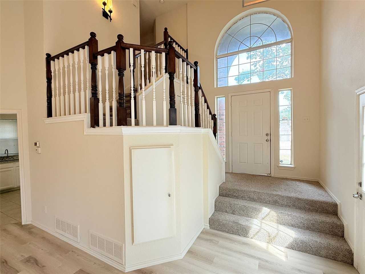 1328 Maywood Ct - Photo 4 of 29