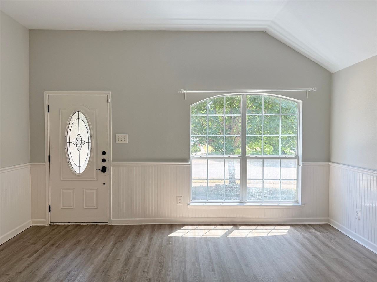 9120 Newport Ln - Photo 4 of 17