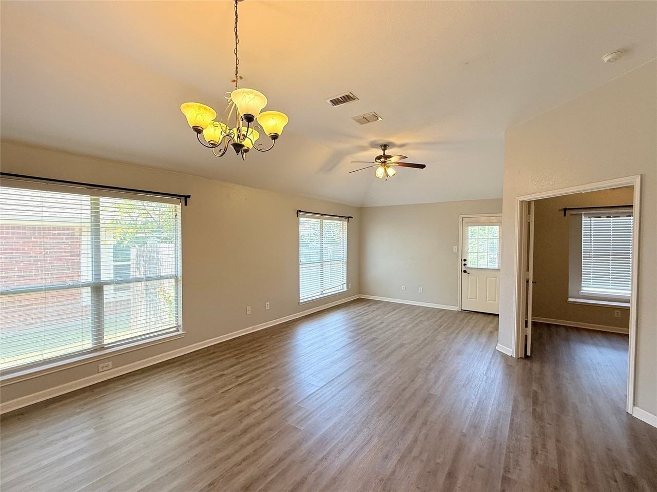 9120 Newport Ln - Photo 5 of 17