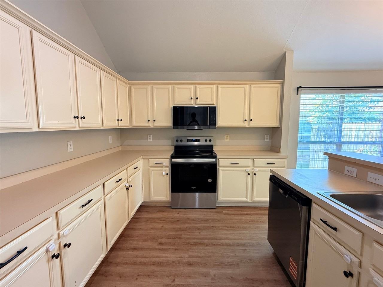 9120 Newport Ln - Photo 6 of 17