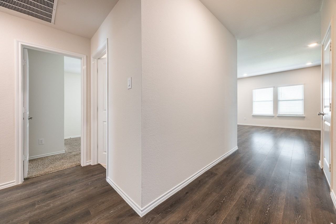 3002 Shetland St - Photo 5 of 25